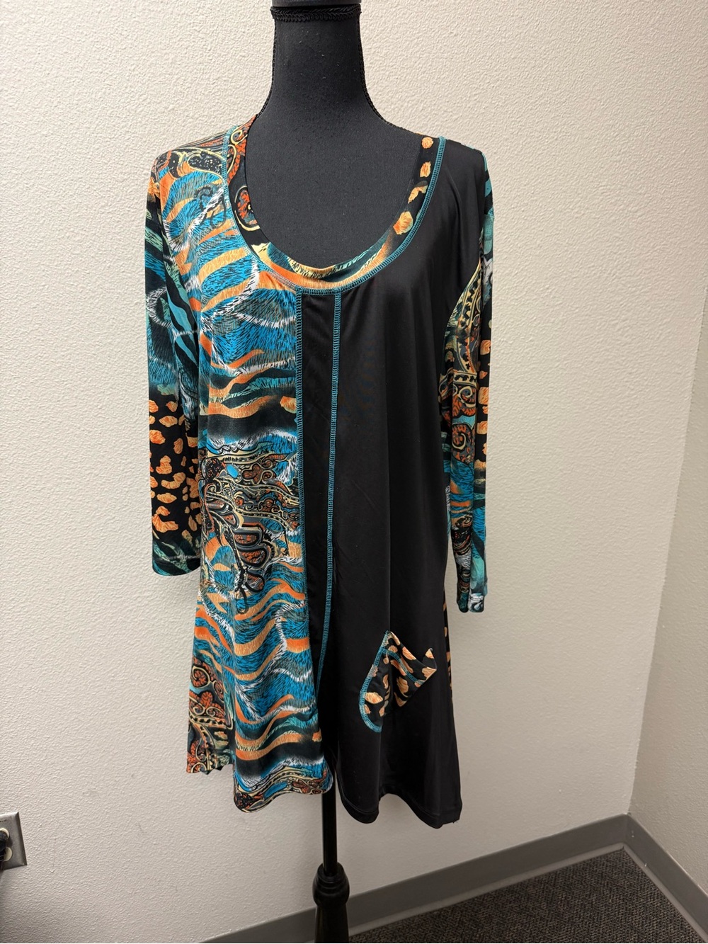 Nicole Marie Abstract Animal Print Tunic Top Large Boho Stretch Pocket Tee - Picture 2 of 8